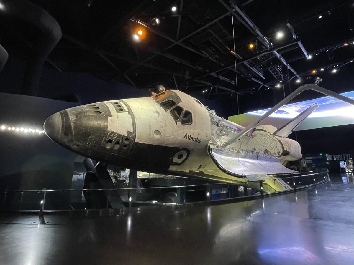 ExploreSpaceKSC's tweet photo. Gliding into the weekend with Atlantis. https://t.co/ZQF8trSoDX