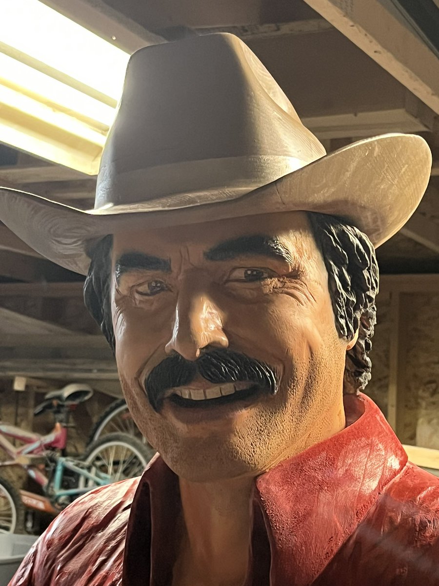 VilliersRyan's tweet photo. My latest wood sculpture. From Villiers Wyld Wood Studio #burtreynolds #smokeyandthebandit #chainsawcarving #woodsculpture #woodcarving #yegartist #70smovies #villierswyldwood #ryanvilliers https://t.co/5Hs0CUgdnn