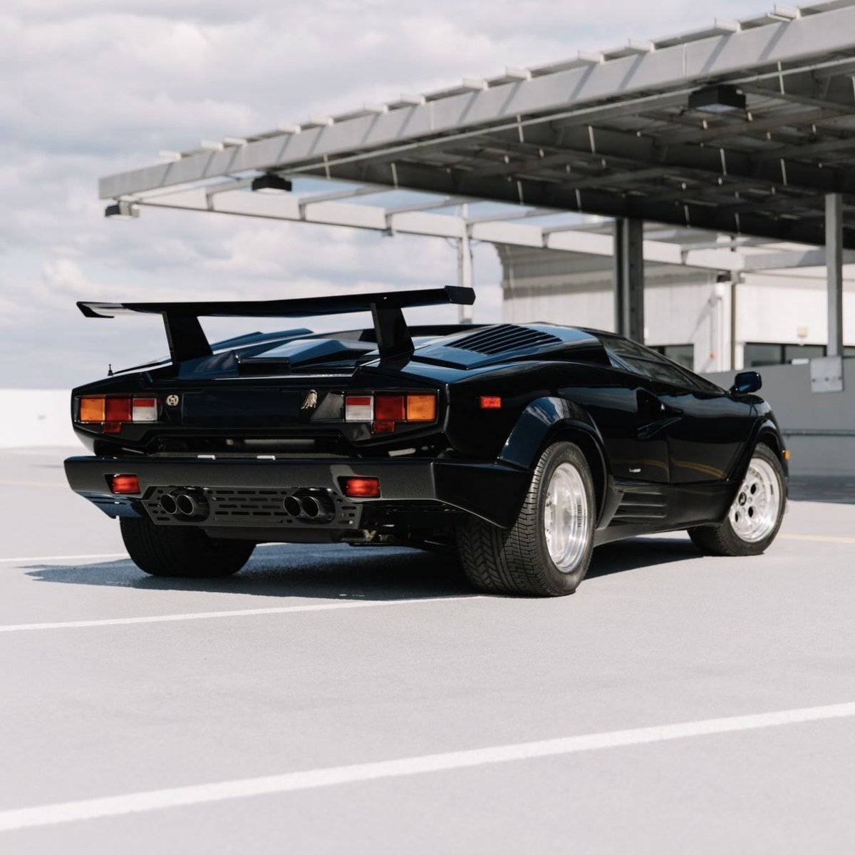 LamboCIub's tweet photo. Countach 25th Anniversary https://t.co/2sjb4ZJVB6