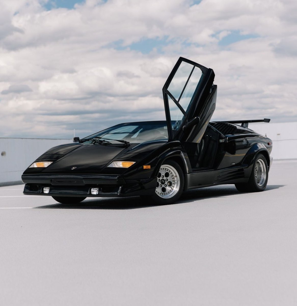 LamboCIub's tweet photo. Countach 25th Anniversary https://t.co/2sjb4ZJVB6