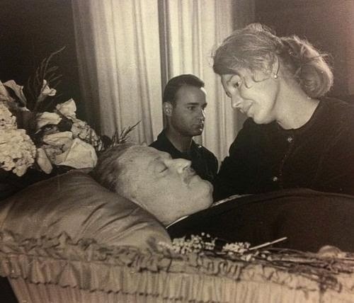 "Hapşurduğumda; 
çok yaşa, iyi yaşa yerine 
benimle yaşa deseydi keşke. 
Bende; sende gör değil de, 
emrin olur deseydim 
sessizce." 

Nazım Hikmet