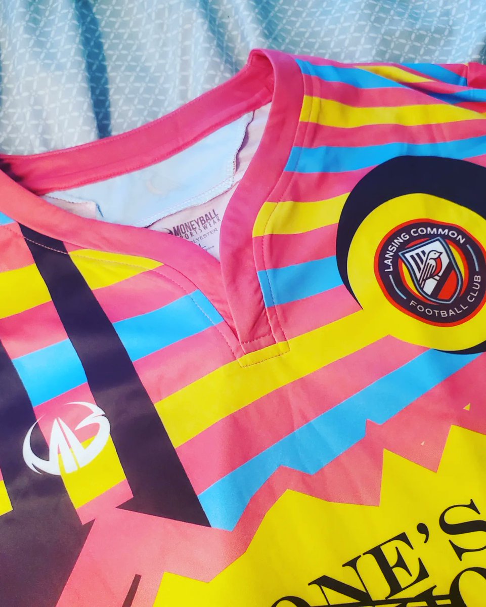 BrocksKitCloset's tweet photo. Up The Robins! 2022 @lansingcommonfc GK shirt. Wow! What a shirt! From the colors, to the neckline, to the details, to the pattern extending onto the back. Everything about this shirt is great! 🤎💙⚽️ #footballshirt #soccerjersey #kitcollector #lansingcommonfc #mwpl #robins https://t.co/BDxYXoYB5u