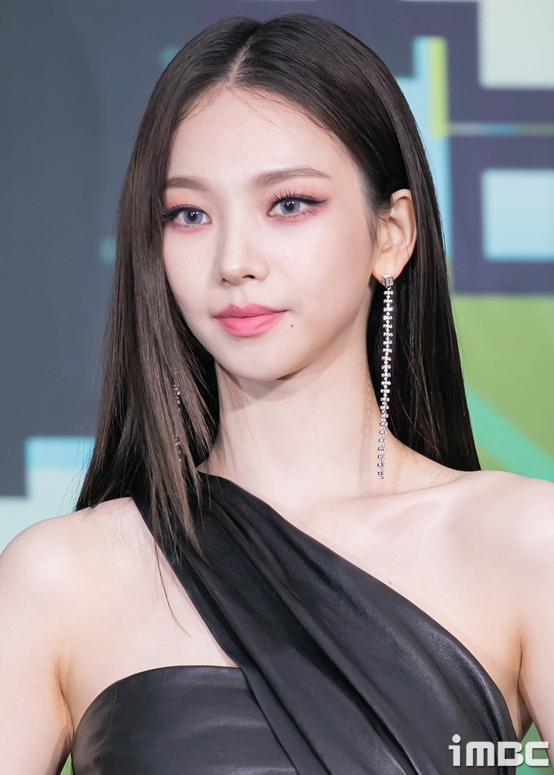 kazyina's tweet photo. @Jetolee @maraklee @hoaecan @StoryOfDamVer "mereka emang keren banget sih Al dan habis ini kayanya mereka bakal kebanjiran job deh soalnya WANDIMORE berhasil membuat semua orang jatuh cinta sama penampilan mereka" tambahnya sambil melirik WANDIMORE. https://t.co/uTfTyujdUW