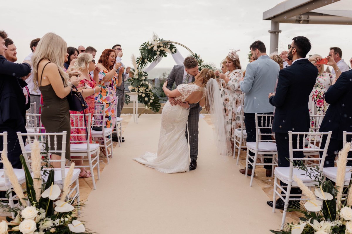 The #modern #rooftop #wedding of A&M at a #fivestar #hotel in #tenerife 

@gfhoteles 

licandroweddings.com

#tenerifewedding #weddingplanner #bride #weddingphotography #licandroweddings