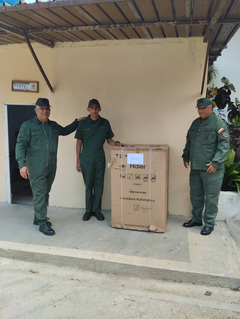 bladimirguerra8's tweet photo. GB @bladimirguerra8 Director de Intendencia @libertad003 junto Sr GD Angel González Comandante @CeofanbColop hacen entrega de una #Lavadora en marco Misión Negro Primero al Sgto Carlos Leal en pro del bienestar de la #FamiliaMilitar #PoderLogistico https://t.co/aZtOijEQP9