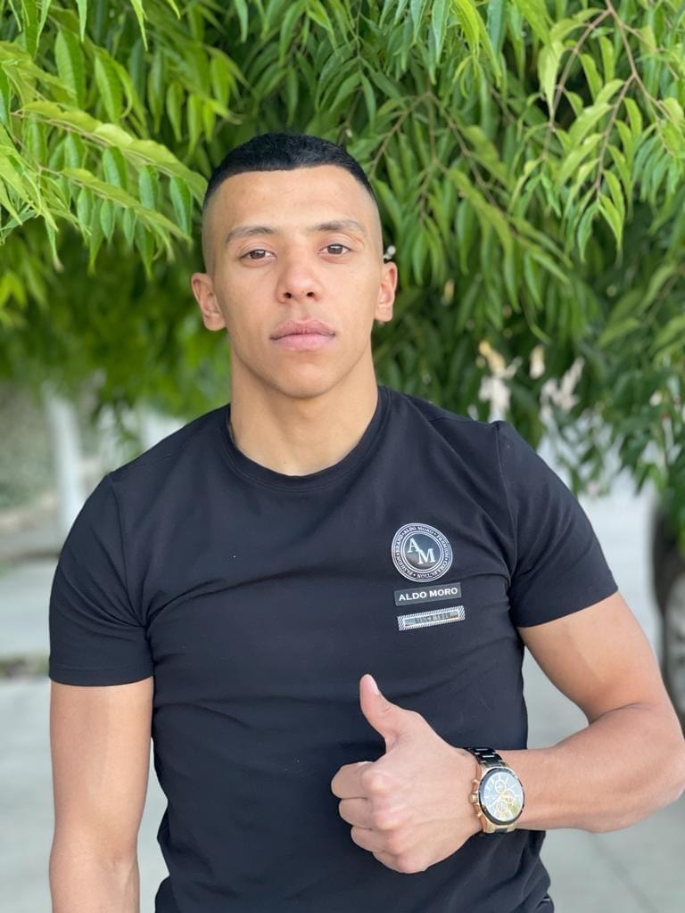 HindHassanNews's tweet photo. THREAD: On April 22nd, 2022 eyewitnesses say Palestinian Walid al-Sharif was shot by Israeli police during a raid on Al-Aqsa. He died 22 days later. To this day police claim they didn't shoot him... but we were there &amp; discovered we’d accidentally captured the moment he fell ... https://t.co/GuZkGR5ujE