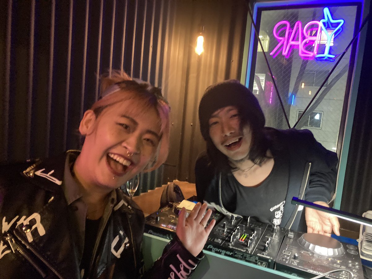 goma_jazzyism's tweet photo. 遅ればせながら。昨日 @TengJp さん主催のDJイベントにお邪魔しましたー
#KOLDRYDE #conceptioncomplex 2MANの念願、ひでさんとtyraくんにあほほどしつこくお伝えいたしましたん←
たのぴかったーん♪ https://t.co/K4vMgCCuAW