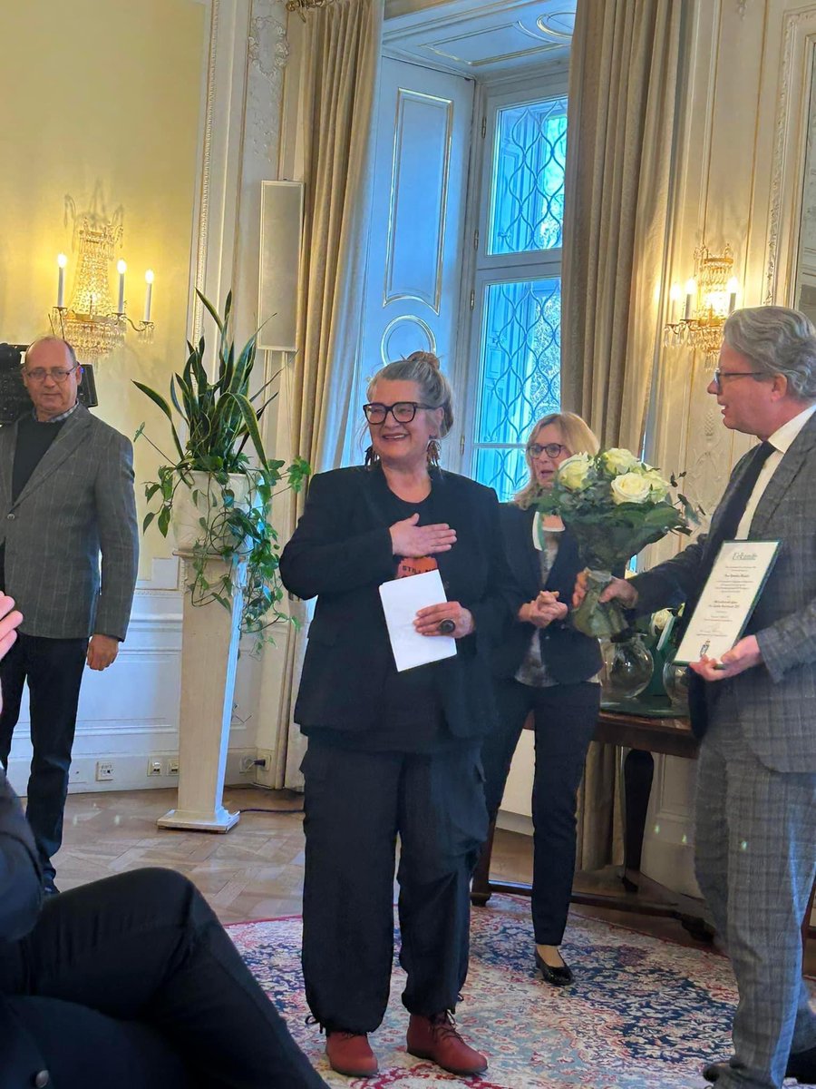 Große Freude, gemeinsam mit Vorstandsmitgliedern, Freunden diese Ehre entgegenzunehmen. Herzliche Gratulation den beiden anderen Preisträger:innen, “Steiermark hilft” und <a href="/homo_at/">RosaLilaPantherInnen</a> 
 <a href="/LukasGahleitner/">Lukas Gahleitner-Gertz</a> extra von Wien angereist , große Freude. Danke für die vielen Zusprüche! ❤️