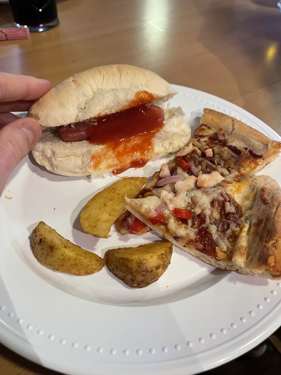 FlitwickTownFC's tweet photo. New feature: Bedfordshire @FootyScran 

Disclaimer: We haven’t got a leg to stand on with this one, as many can vouch for with the Flitwick Town scran. Just a bit of fun..

So to start, here’s some scran from @CaldecoteAfc - a mixed selection of delights🍕🍟 🌭 

Vote below 👇 https://t.co/jSqVtfqxZm
