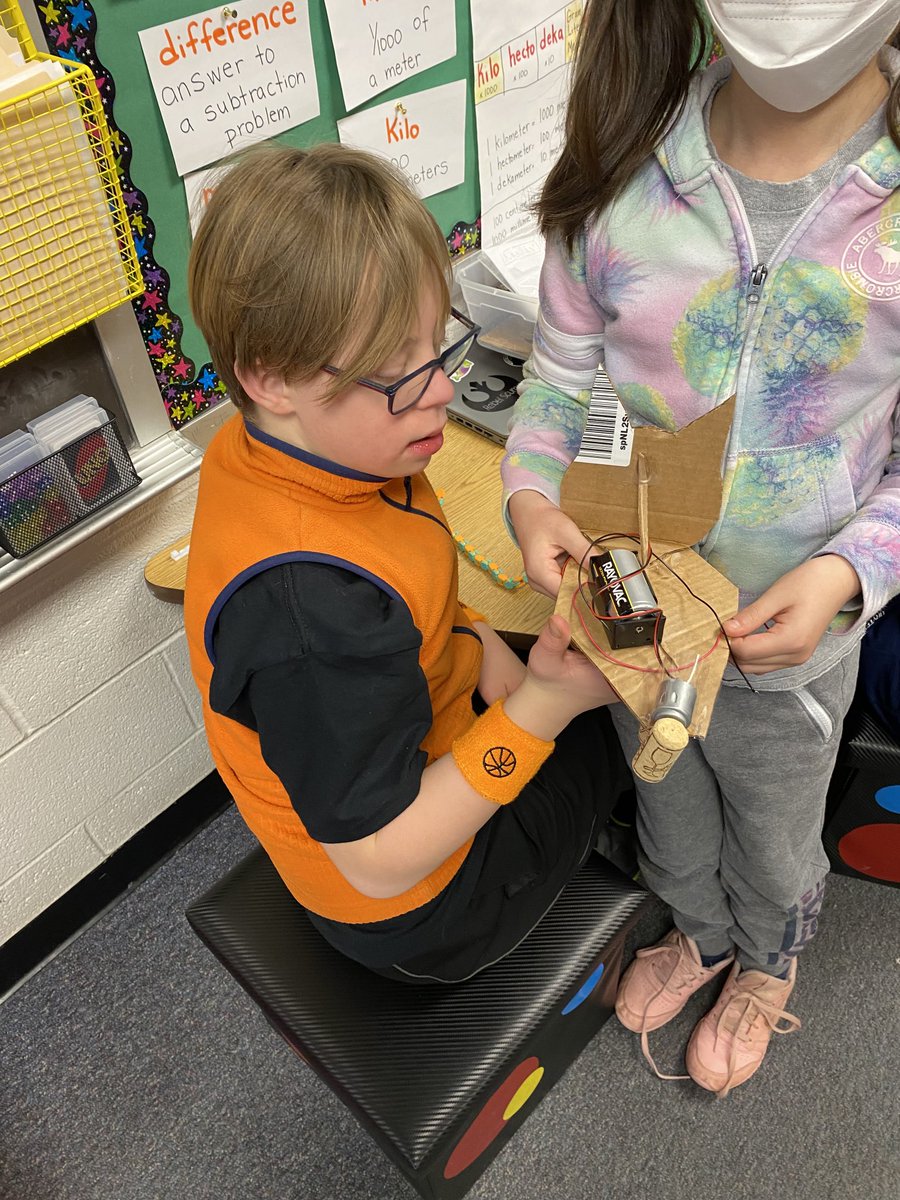 5th grade engineers creating Wobble Bots! #collaborators #POG #communicators #STEAM ⁦@FCPSScience⁩ ⁦<a href="/oakhilles/">Oak Hill Elementary</a>⁩ ⁦<a href="/MrsGiovanini5th/">Mrs. Giovanini</a>⁩