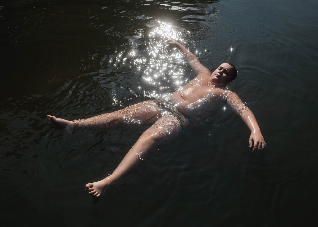 JÁNOS SZABÓ

'Lil' Sanyi on the Last Day of Summer (Túristvándi, 2019)'
2019
Limited Edition 1 of 1 

Collect : 
uncontaminated.co/artworks/6865/…