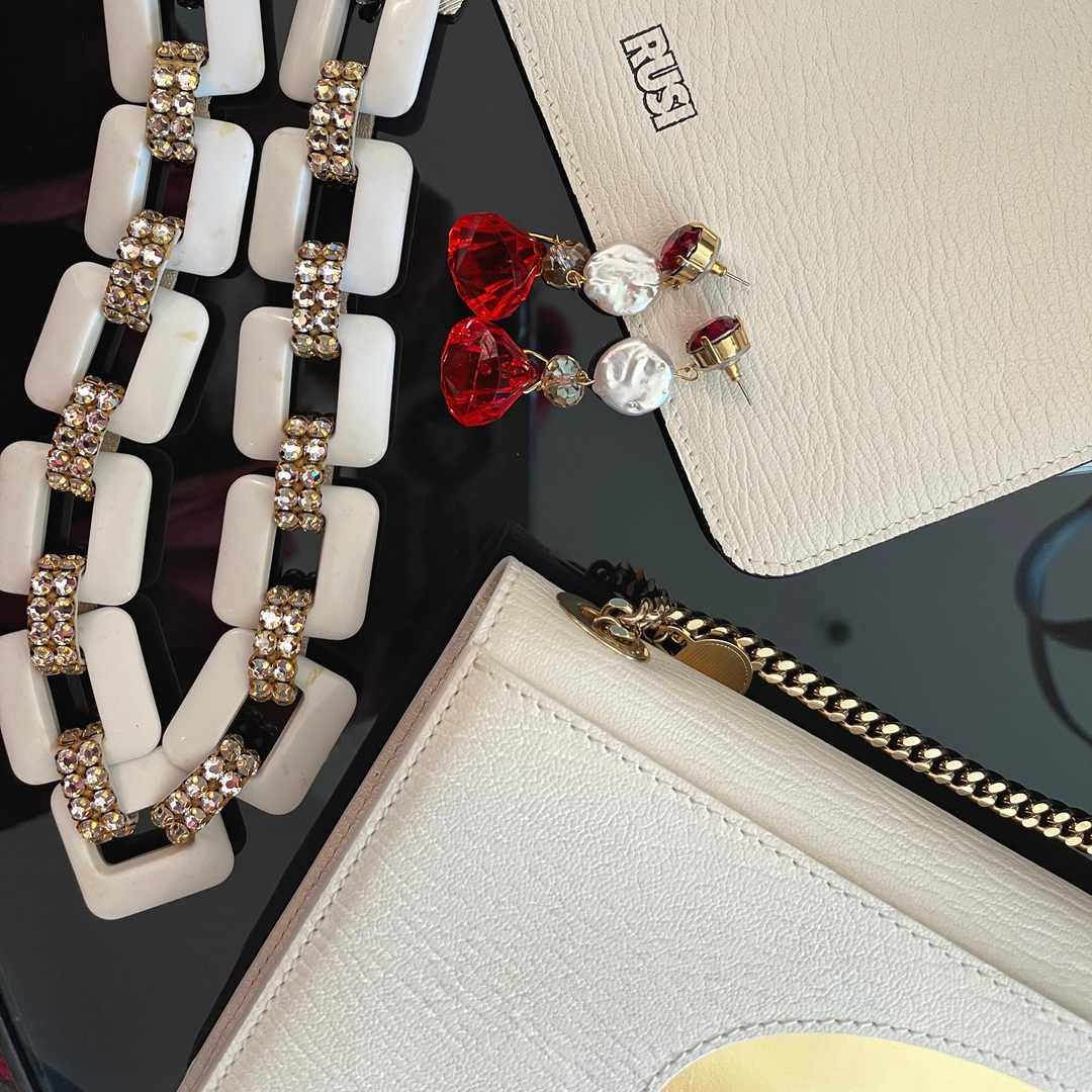 Rusikoko's tweet photo. Accessorising with the white 💎✨ we are loving these white pieces from @rusidesigns #elevatestyle #RusiDesigns #LuxuryFashion #WhiteAccessories #Accessorising #LuxuryJewelry #ChicStyle https://t.co/J2yxFo0Ocg