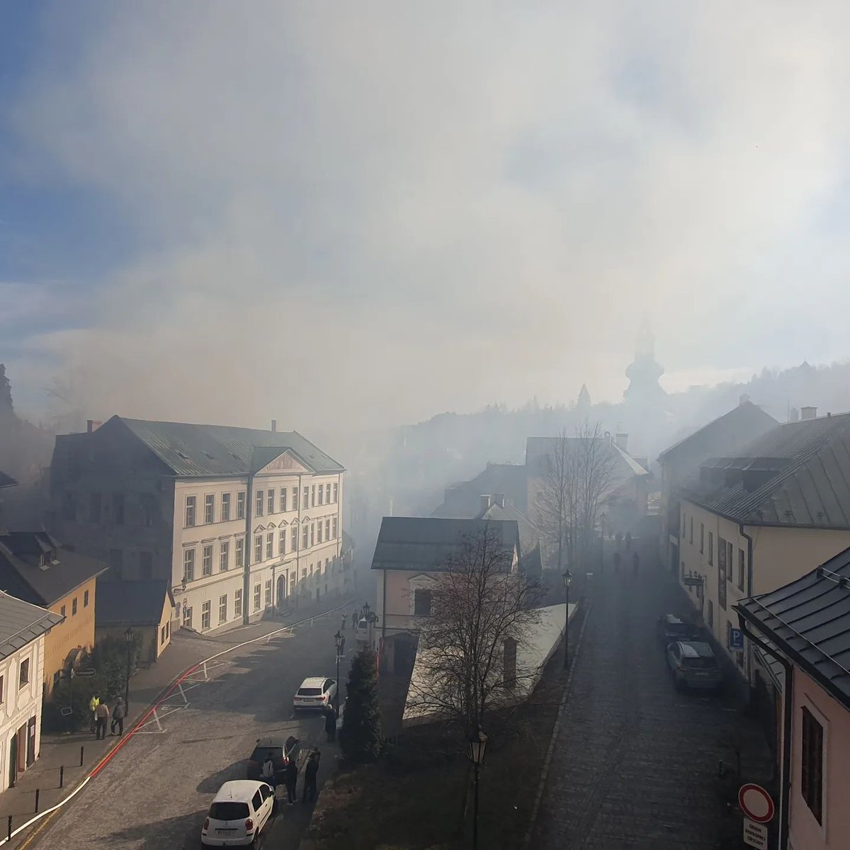 obnova's tweet photo. Dnes sa zamestnanci institucii Stiavnicania a turisti zomkli za zachranu toho co sa pred poziarom zachranit dalo. Vystahovali sme cast galerie (celu obrazaren a vzacne plastiky) a prestahovali cast Banskeho archivu. Takuto spolupatricnost som uz dlho nezazil. Profesionalita zames https://t.co/fCQeghme2c