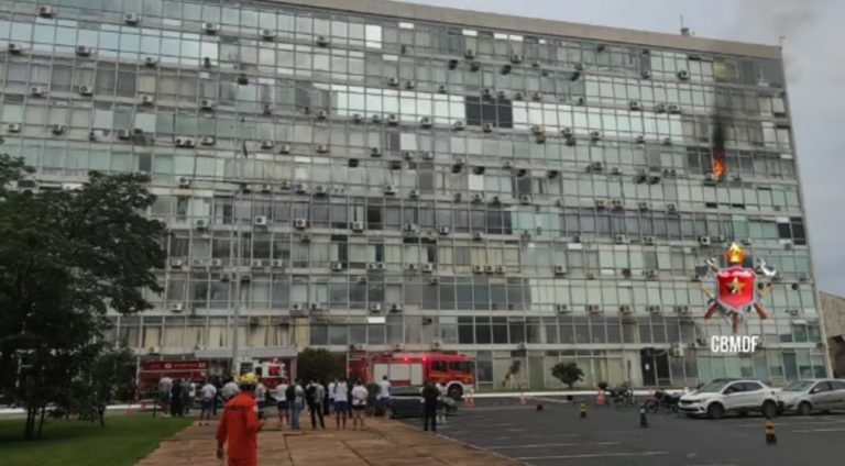 🚨EXTRA URGENTE: Ministério da Defesa é incendiado
O Corpo de Bombeiros do Distrito Federal foi acionado na manhã deste sábado (18) para combater um incêndio no sexto andar do prédio do Ministério da Defesa, em Brasília. De acordo com a corporação, as chamas começaram pouco