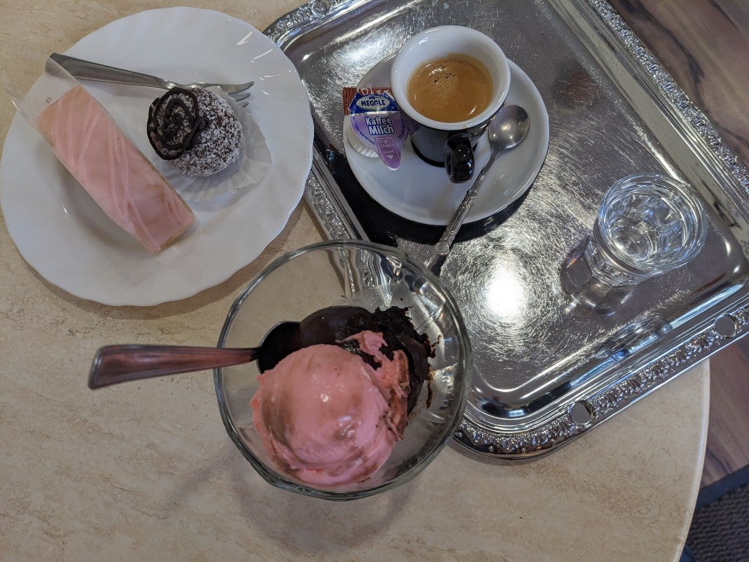 Euthumia's tweet photo. Otthon egész héten nem eszünk ennyit 🤣🤩 mondjuk menni sem megyünk 1 nap 15 kilcsit #puncs #ennijó (@ Kapitány Cukrászda és Pékség in Budapest w/ @tibor27658416) https://t.co/evemJPFsdd https://t.co/LIYWq82OeP