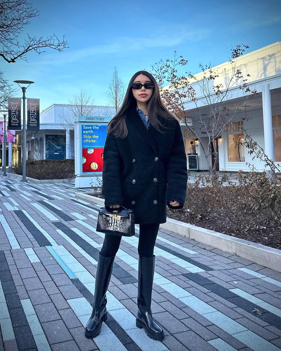 italistofficial's tweet photo. JUST ESSENTIALS: Isabel Marant reinvents unbeatable classics with designs made to dress women for their real lives.🌹Tap or head to the link in bio to shop on #italist
📸: @style__qian
#italistbyou #italistdoesitbetter https://t.co/m6GGOhWRa9
