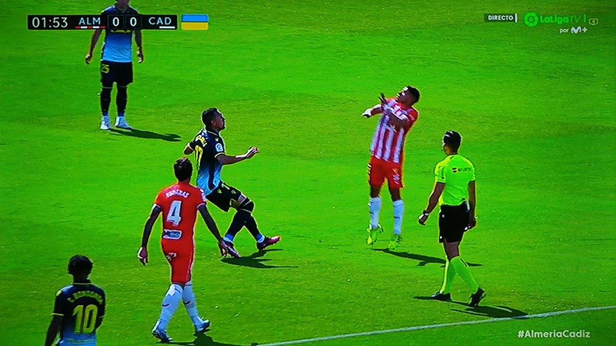 ArchivoVAR's tweet photo. 📺 El lamentable espectáculo de Del Cerro Grande y el VAR.

Robertone se protege de la llegada de Escalante poniendo los tacos en el abdomen de su rival.

Del Cerro Grande, a dos metros de la acción, no señaló ni amarilla. La acción es roja directa. ❌ https://t.co/3MaqMRSvPn