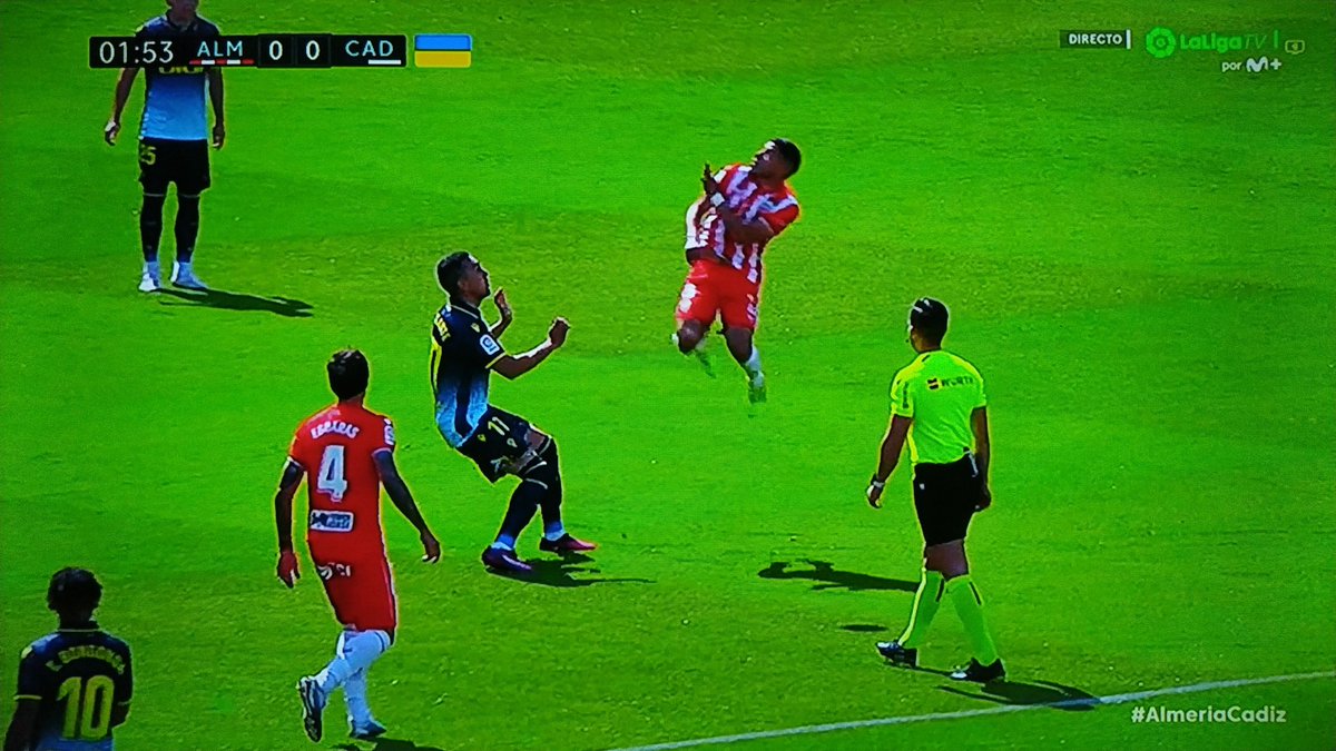 ArchivoVAR's tweet photo. 📺 El lamentable espectáculo de Del Cerro Grande y el VAR.

Robertone se protege de la llegada de Escalante poniendo los tacos en el abdomen de su rival.

Del Cerro Grande, a dos metros de la acción, no señaló ni amarilla. La acción es roja directa. ❌ https://t.co/3MaqMRSvPn