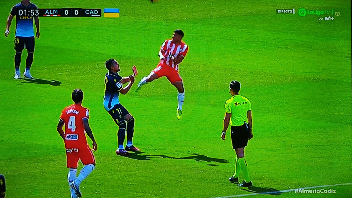 ArchivoVAR's tweet photo. 📺 El lamentable espectáculo de Del Cerro Grande y el VAR.

Robertone se protege de la llegada de Escalante poniendo los tacos en el abdomen de su rival.

Del Cerro Grande, a dos metros de la acción, no señaló ni amarilla. La acción es roja directa. ❌ https://t.co/3MaqMRSvPn