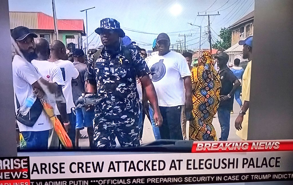 Spotlight_Abby's tweet photo. Arise tv crew attacked in front of Elegushi Palace, Lagos and their cameras, drones and other equipment seized. That's a policeman holding their drone. #LagosDecides2023 #NigerianElections2023 https://t.co/ncDDCw2cLD