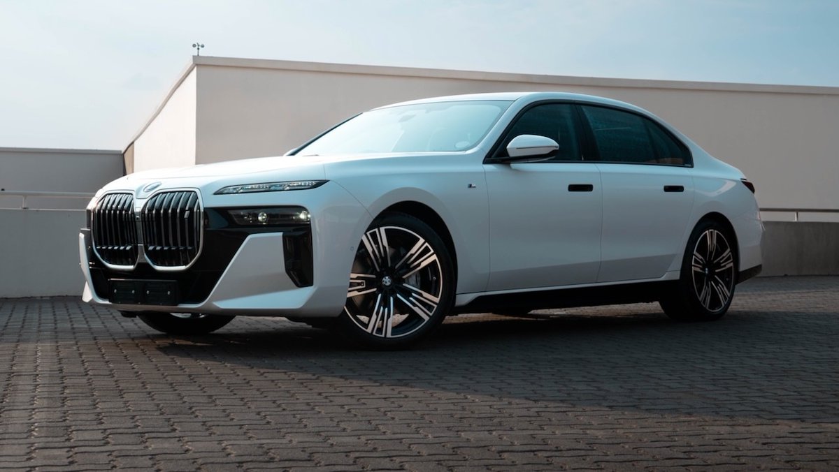 BMW's tweet photo. Natural born game changer.
The BMW i7. #THEi7
📸 @huntleytography @bmwmontana on IG
__
The #BMW i7 xDrive60:
Power consumption/100 km, CO2 emission/km, weighted comb.: 19.6–18.4 kWh, 0 g. Electric range: 590–625 km. According to WLTP, https://t.co/twXzMrWMl3
. https://t.co/WJDWpFWpOW