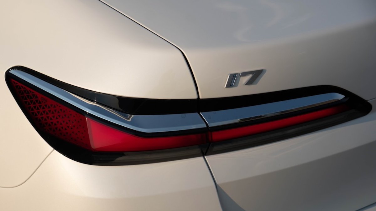 BMW's tweet photo. Natural born game changer.
The BMW i7. #THEi7
📸 @huntleytography @bmwmontana on IG
__
The #BMW i7 xDrive60:
Power consumption/100 km, CO2 emission/km, weighted comb.: 19.6–18.4 kWh, 0 g. Electric range: 590–625 km. According to WLTP, https://t.co/twXzMrWMl3
. https://t.co/WJDWpFWpOW