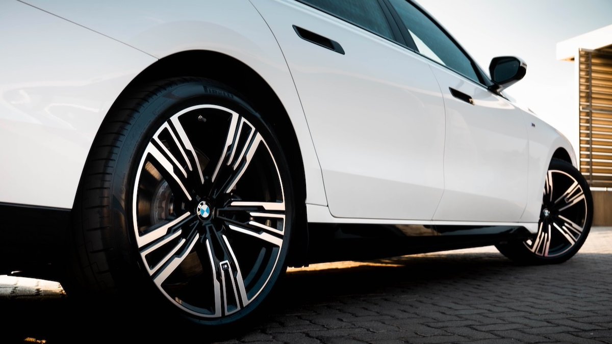 BMW's tweet photo. Natural born game changer.
The BMW i7. #THEi7
📸 @huntleytography @bmwmontana on IG
__
The #BMW i7 xDrive60:
Power consumption/100 km, CO2 emission/km, weighted comb.: 19.6–18.4 kWh, 0 g. Electric range: 590–625 km. According to WLTP, https://t.co/twXzMrWMl3
. https://t.co/WJDWpFWpOW