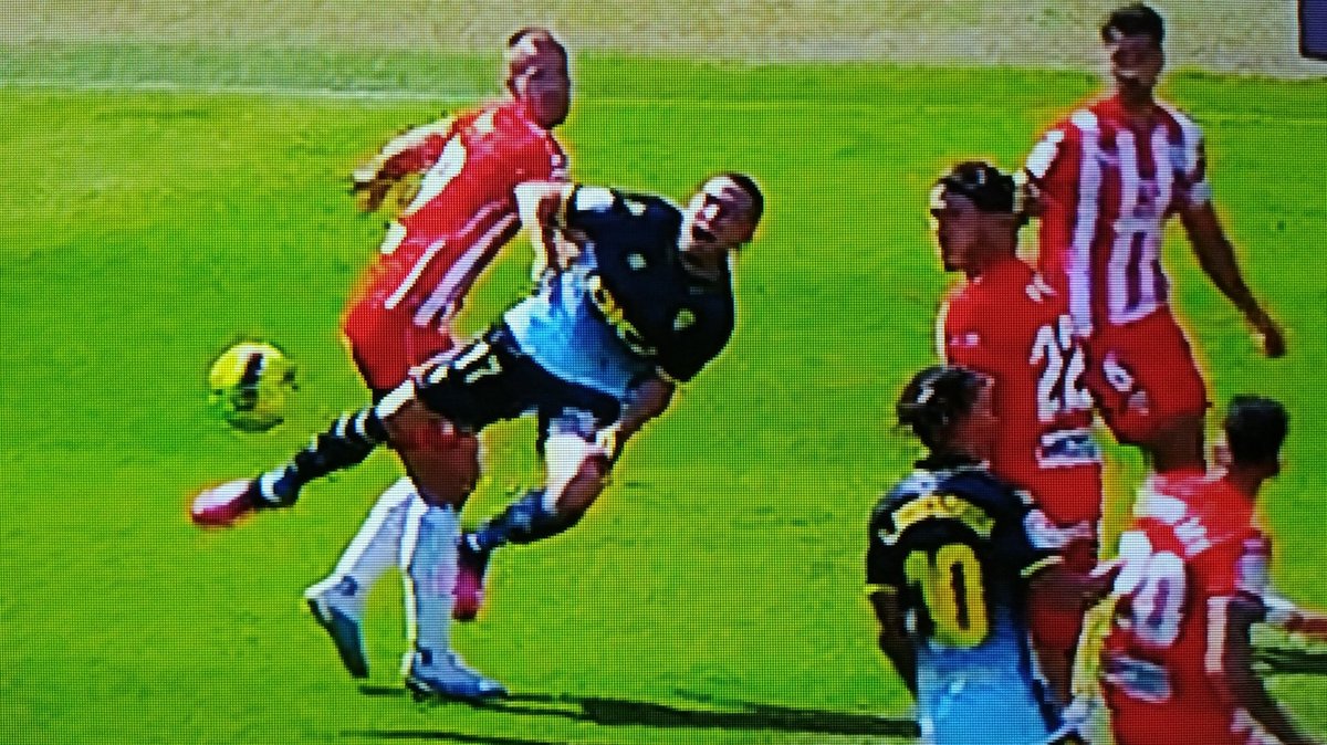 ArchivoVAR's tweet photo. 📺 El VAR le perdonó una segunda roja directa al Almería.

Rodrigo Ely, de forma innecesaria, deja la plancha a una gran altura tras golpear el balón impactando en el muslo de Escalante.

Del Cerro Grande no señaló ni falta y Martínez Munuera, en el VAR, se lavó las manos. ❌ https://t.co/9uBUWuZDsy