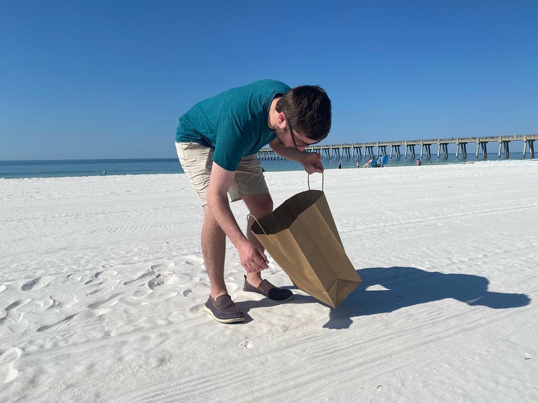 RelaxInNavarre's tweet photo. Happy #GlobalRecyclingDay! 🌎♻️

D.Y.K. Navarre Beach has a beach clean-up program? It's called "Do Good, Feel Good Navarre Beach." This is a fun volunteer program where you can trade in a bag of trash for a bag of treasures.

Learn more about it👇
https://t.co/zaZqEFtmP0 https://t.co/rl7i7ClZpV