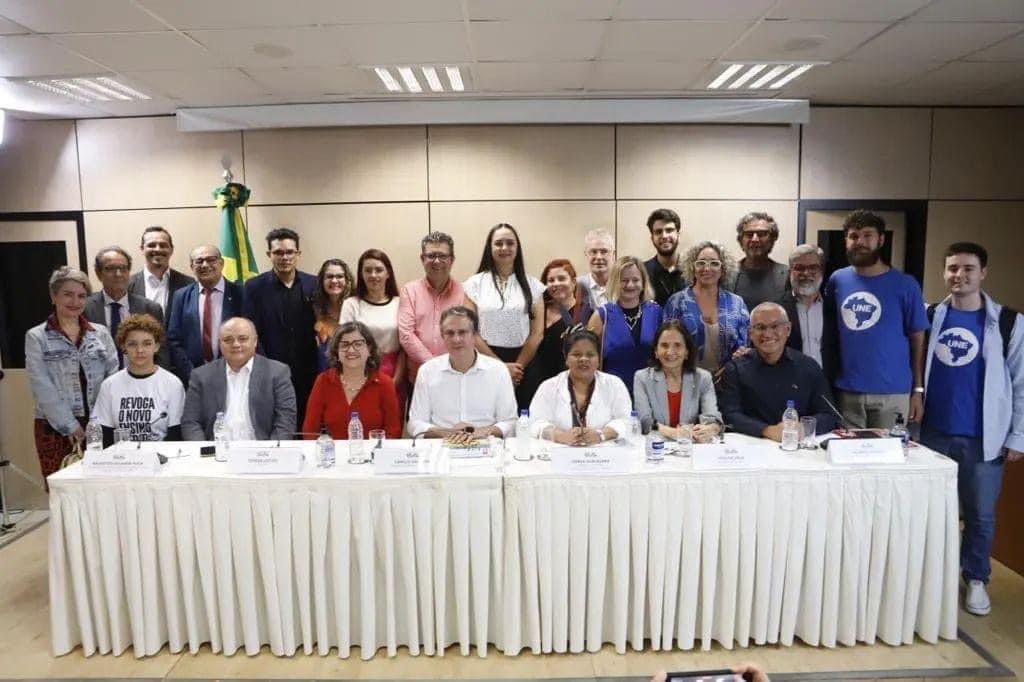 Ministro da Educação assinou, ontem, a RECOMPOSIÇÃO do Fórum Nacional de Educação.