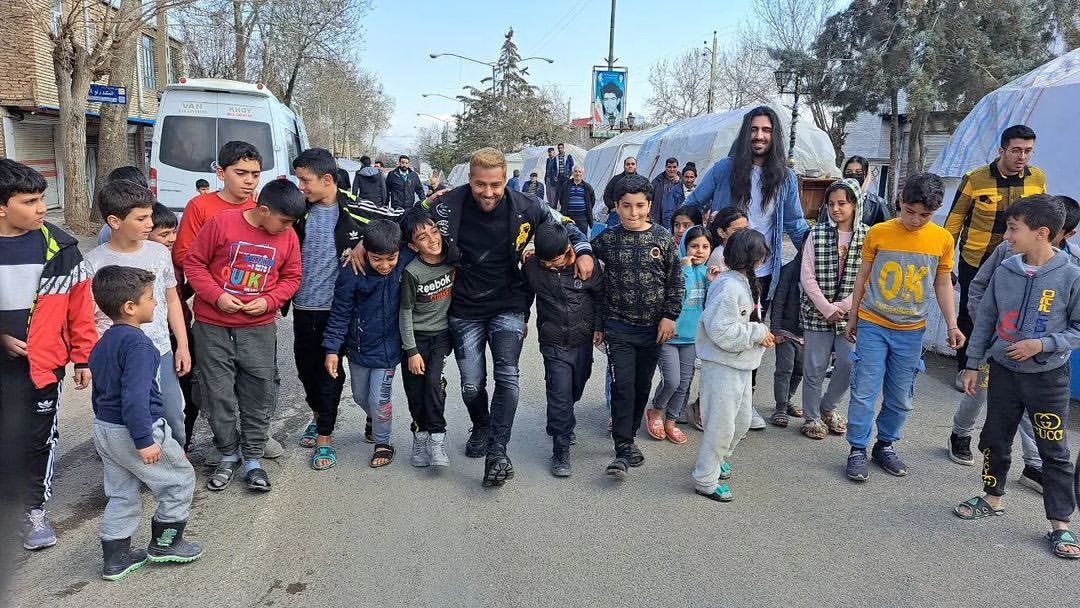 mary_org1's tweet photo. حضور #ماکان_بند در خوی و برگزاری کنسرت رایگان برای مردم زلزله زده این شهر ... https://t.co/tV0LQGa3C3