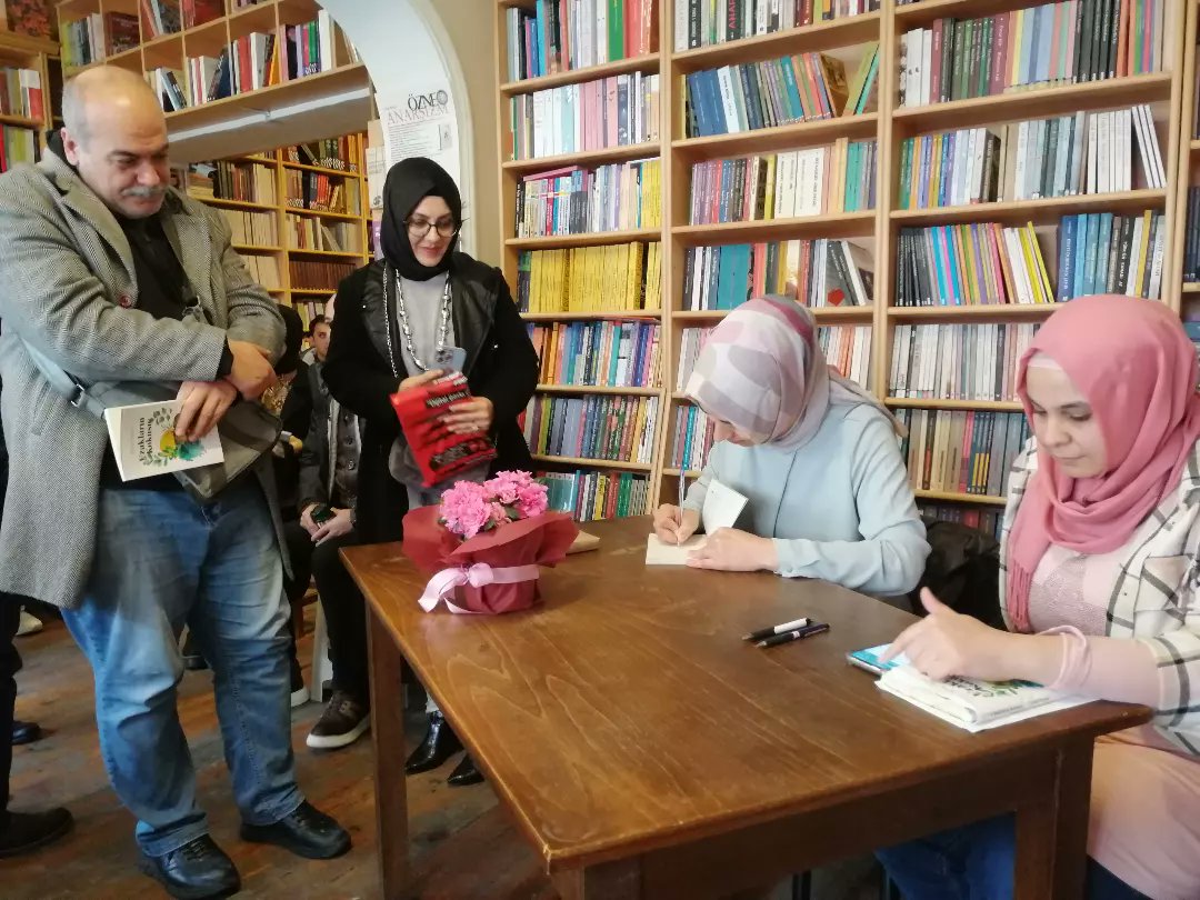 İlk kitap ilk söyleşi heyecanı...
Katılan herkese teşekkür ederim 🌻
<a href="/loraskitap/">Loras Kitap</a>
<a href="/abd_harmanci/">abdullah harmancı</a>
<a href="/mehmetkahraman_/">mehmet kahraman</a>
<a href="/HVEYDACOBAN/">HÜVEYDA ÇOBAN</a>