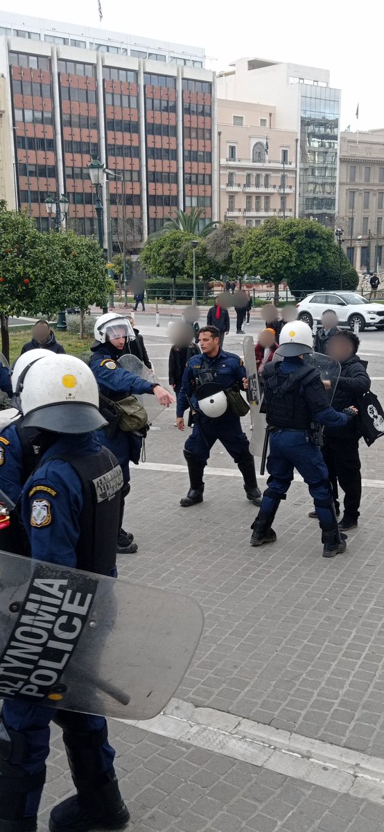 laf_portal's tweet photo. [Αθήνα ] Βίαιη προσαγωγή ατόμου που προσπάθησε να προσεγγίσει την  Κατάληψη Πρυτανείας ΕΚΠΑ και να φέρει τρόφιμα στους αποκλεισμένους καταληψίες

#antireport #laf_portal #sesaspoumasakoute https://t.co/M9tRxHfTKJ