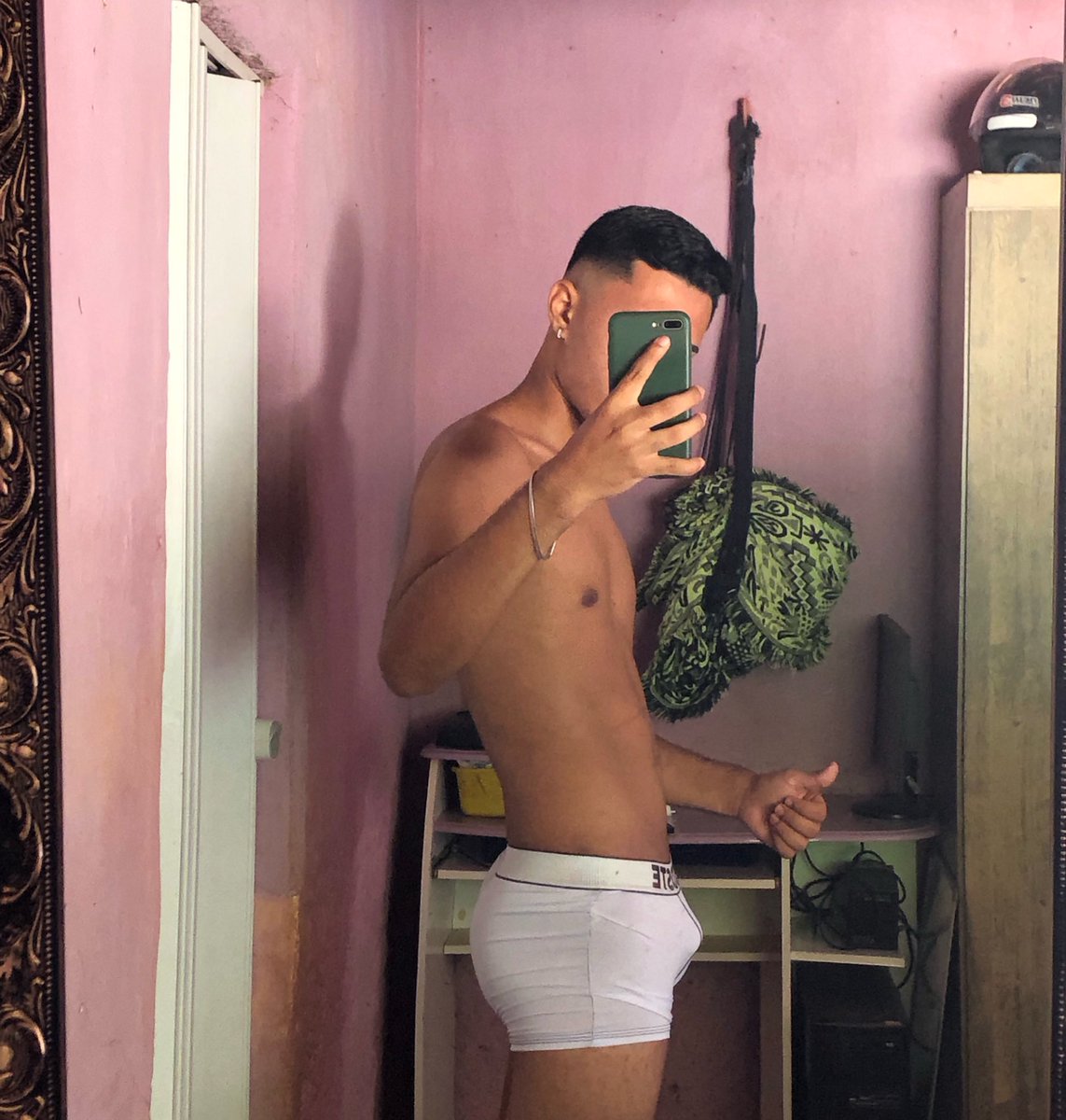 Barbosa__eu's tweet photo. Cortei o cabelo goxtaram 😌 https://t.co/cyYBqSVGux