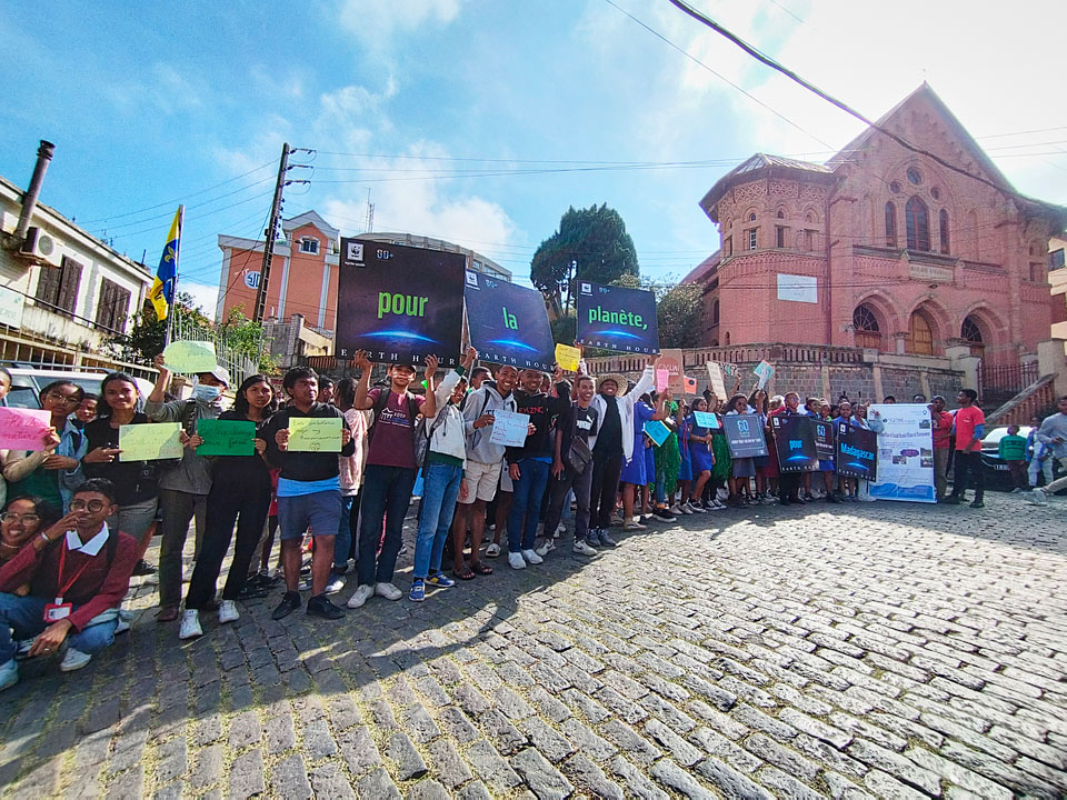 wwf_mada's tweet image. MARCH FOR NATURE - ANDOHALO - MADAGASCAR 🇲🇬🌍
400 youth joined the march for nature this March 18 in Andohalo - Antananarivo, Madagascar for the Earth Hour 2023 celebration. ✊❤️
J-7 !!
#OnesharedHome #EarthHour2023 #ForNature