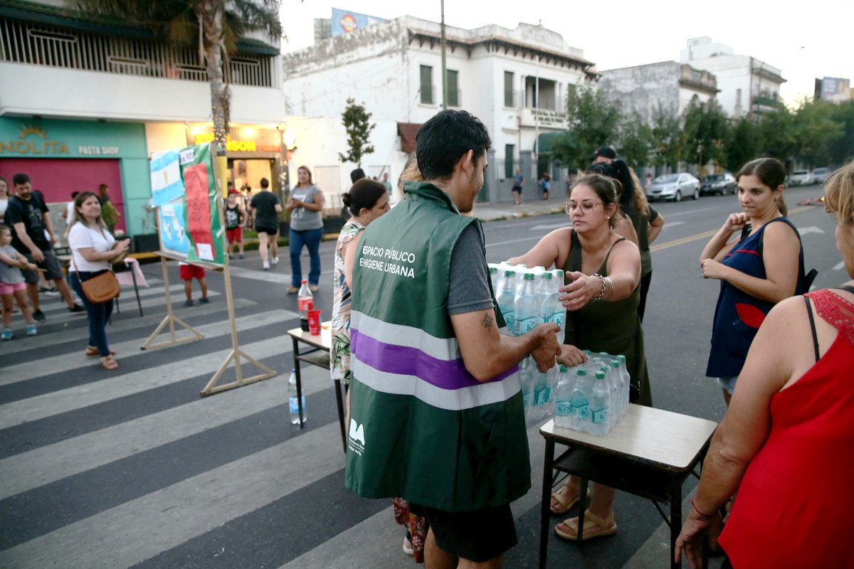 ⚡Cortes de energía en la Ciudad⚡Equipos de todo <a href="/gcba/">Buenos Aires Ciudad</a>  están recorriendo las 15 comunas acercando generadores de energía, bidones y botellas de agua y, ofreciendo traslado y alojamiento en hoteles situaciones especiales de emergencia. +👇🏼