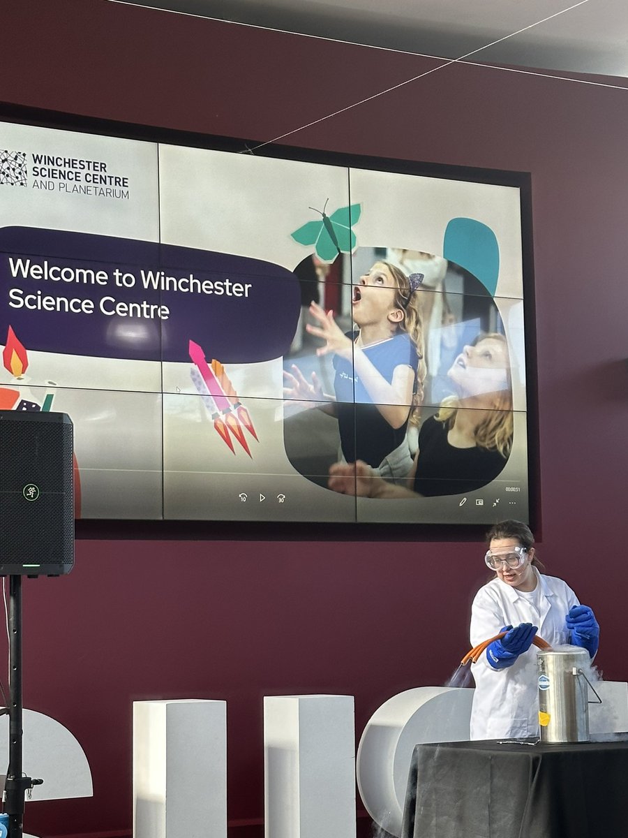 Had a great time at Southampton University Science and Engineering festival. #SOTSEF “That’s Non-Sense” @BraintasticSci “The Light Express - Laser show” with the Physics and Astronomy Department and the Optoelectronics Research Centre “Secret world of gases” @WinSciCentre