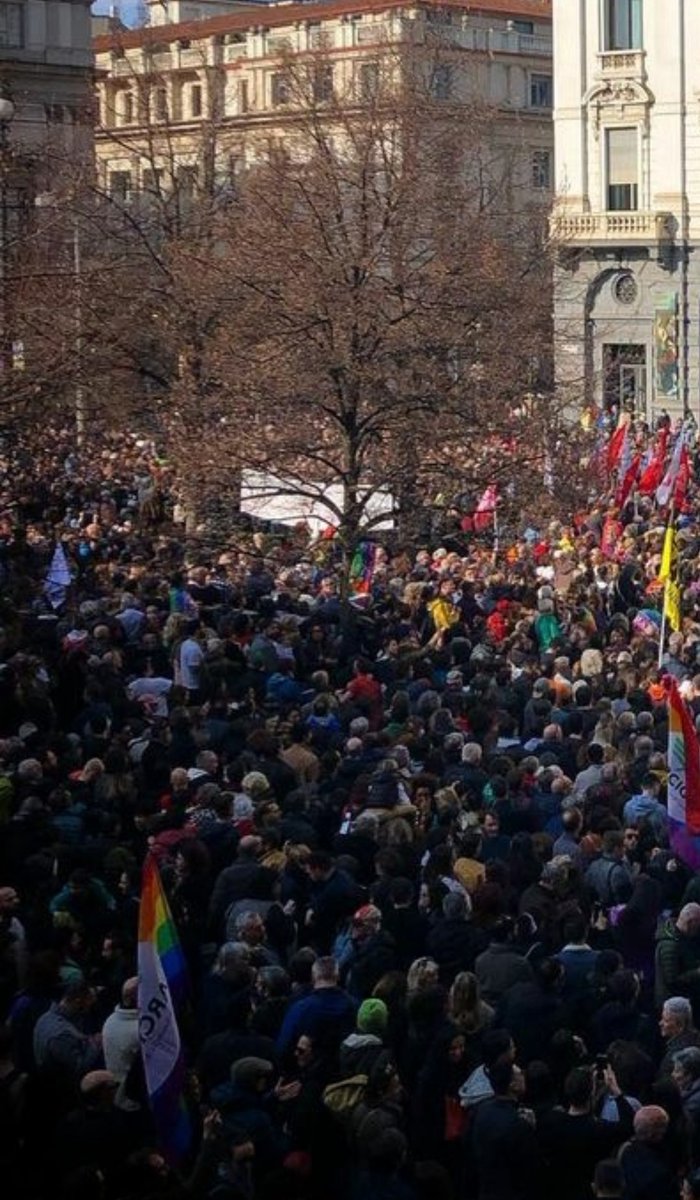 Ro5814's tweet photo. Milano 🌈
Piazza Della Scala https://t.co/yEtR9twtd0