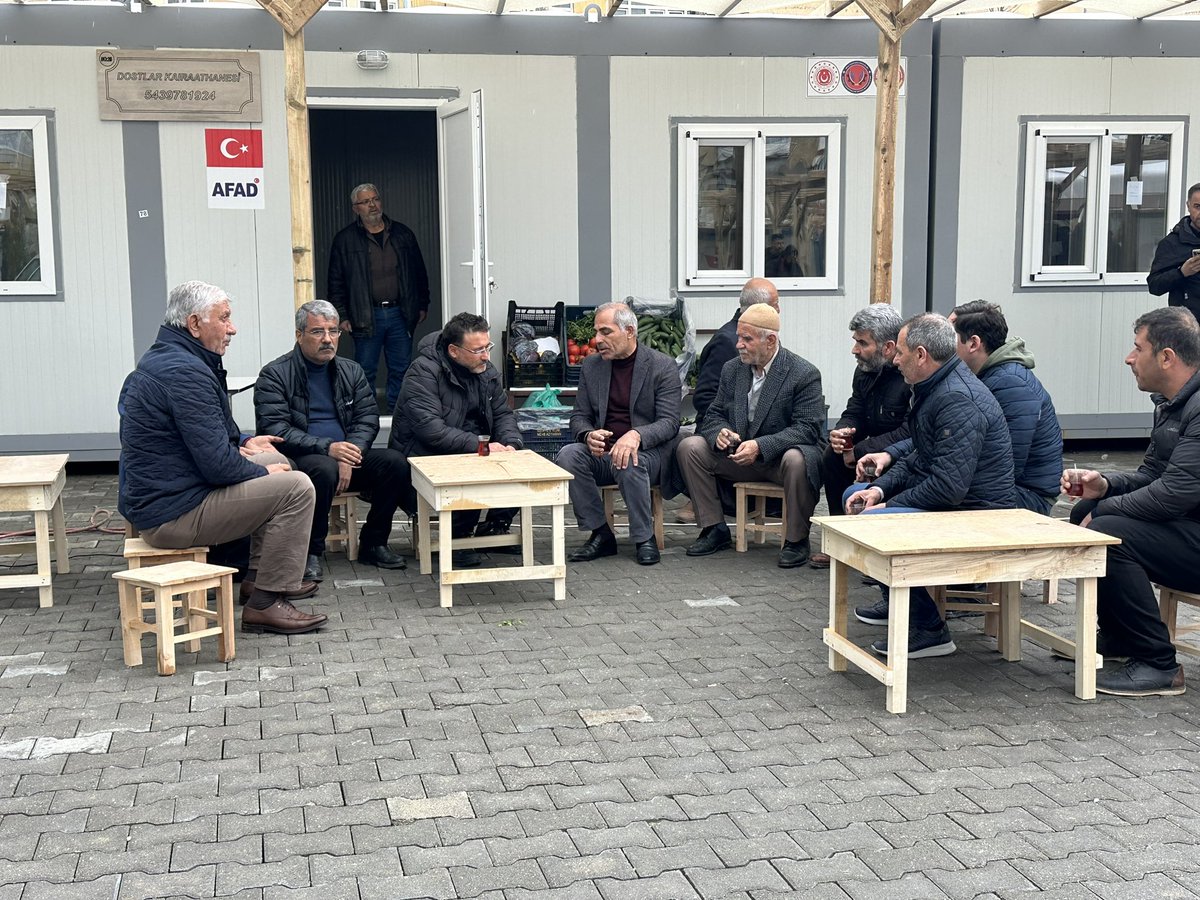 ibrahimdag_'s tweet photo. Meclis üyemiz @Mahmutbirinci63 ile birlikte Adıyaman deprem bölgesinde görevli olan Kayseri valimiz sayın @gokmen_cicek_ bey ile birlikte inşa edilen Kayseri konteyner çarşısını ziyaret ettik. İlgisinden dolayı sayın valimize teşekkür ederiz. https://t.co/J5Jez6IPVM
