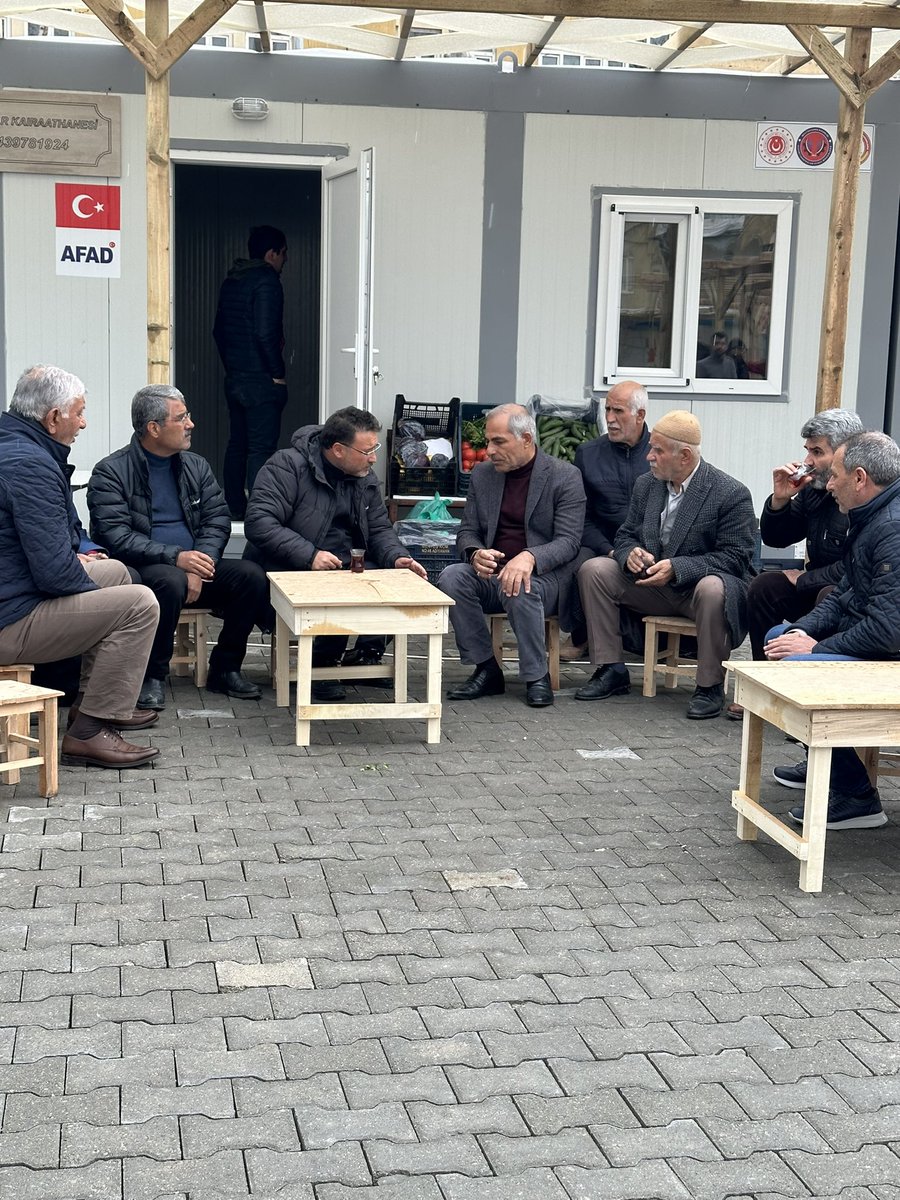 ibrahimdag_'s tweet photo. Meclis üyemiz @Mahmutbirinci63 ile birlikte Adıyaman deprem bölgesinde görevli olan Kayseri valimiz sayın @gokmen_cicek_ bey ile birlikte inşa edilen Kayseri konteyner çarşısını ziyaret ettik. İlgisinden dolayı sayın valimize teşekkür ederiz. https://t.co/J5Jez6IPVM