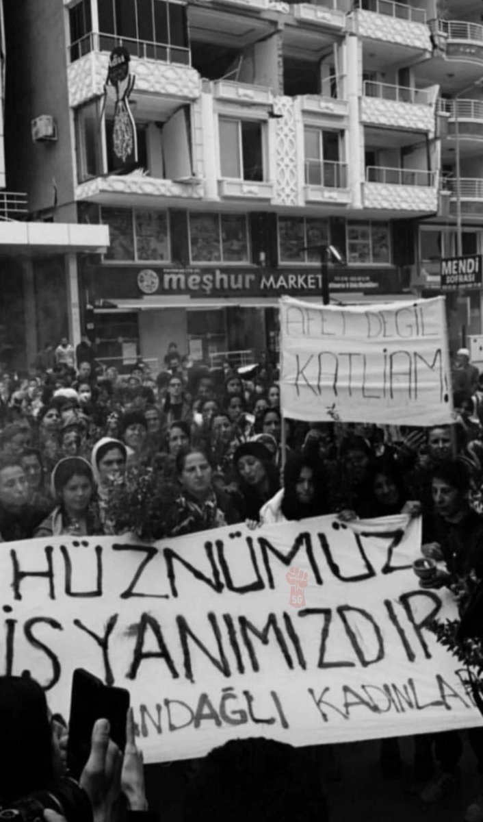 solcugazete's tweet photo. Hataylılar Samandağ'da depremin 40. gününde, depremde yaşamını yitirenleri anmak için açtığı pankartlar: https://t.co/Xcm7DEocl5