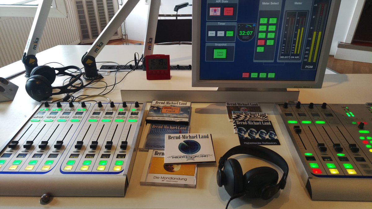 _mar_rod's tweet photo. Bereit, wenn Ihr es seid. Um 17 Uhr beginnt die #VirusMusik #OFFspace Sendung auf @_radiox #Frankfurt mit @land_bernd. 📻 https://t.co/7SthjIMIBi https://t.co/VouIK8B5wa
