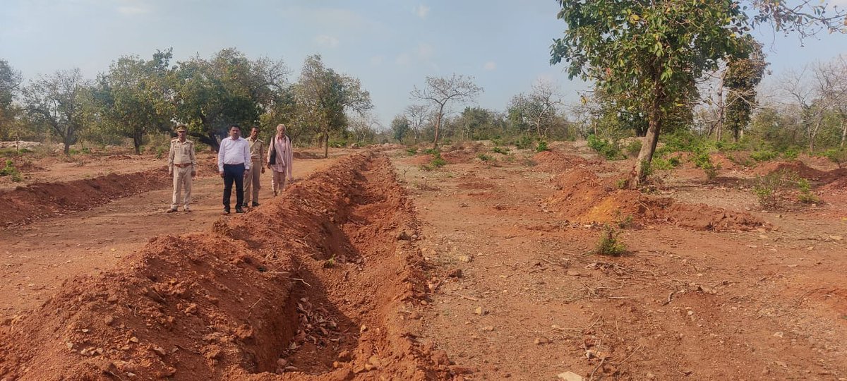 dfolalitpur's tweet photo. Inspection of Advance Soil Work in Madawara range by SDO Mehrauni on 18.03.2023 in Lalitpur. https://t.co/O8Z0cMbw6q