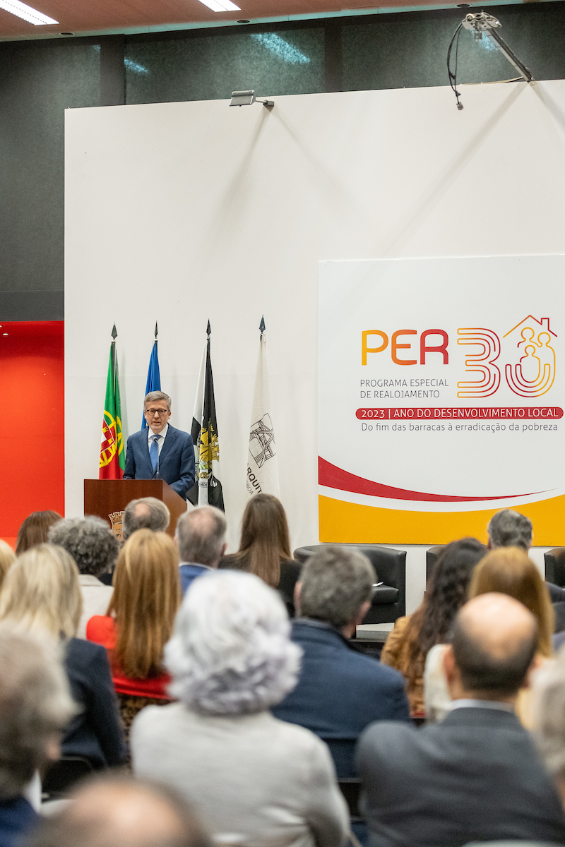 CamaraLisboa's tweet photo. A Câmara de #Lisboa vai lançar um pacote de 85 M€, ao abrigo do PPR, para apoiar a habitação na cidade. A medida foi anunciada pelo presidente da Câmara de Lisboa, @Moedas na conferência que marca o arranque das Comemorações dos 30 anos do Programa Especial de Realojamento. https://t.co/uPRLbl8f8I