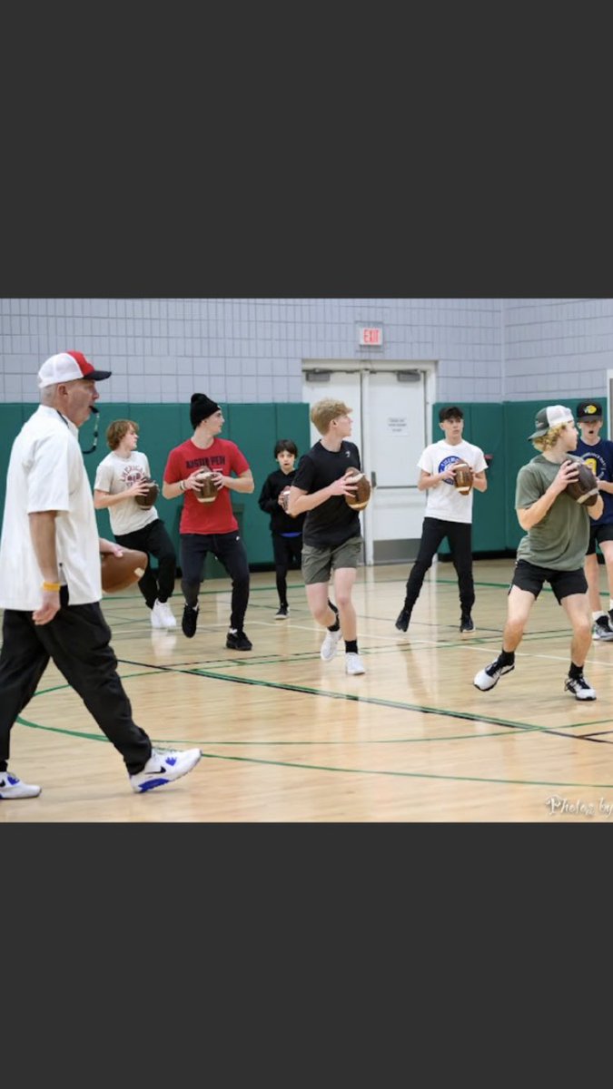 youngslingersQB's tweet photo. @youngslingersQB  6:30 tonight boys!  Working all facets of game time movements! https://t.co/x72UMiG9Ld