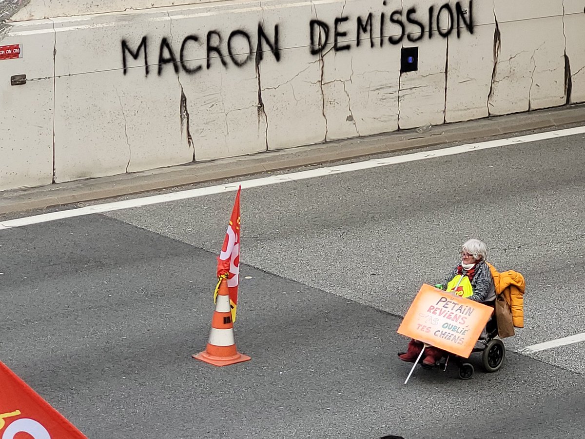 jfcoulomme's tweet photo. "Pétain reviens, t'as oublié tes chiens !" clame cette grand-mère qui bloque à elle seule l'entrée du tunnel autoroutier.
Chambéry,  manif du samedi 18 mars, 16h30.
#ReformeDesRetraites #MotionDeCensure https://t.co/dsdapPx0DR