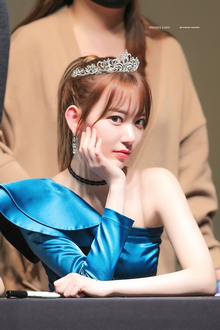 moonprism_22's tweet photo. ハイブはプレゼント禁止だからもう見れないけど、中華女オタから「これより安い指輪を贈るような人とは結婚しないで」っていう言葉と共に500万円のCHAUMETの指輪💍をプレゼントされた話が宮脇咲良センイル伝説で1番好き https://t.co/KF5axWgJUT