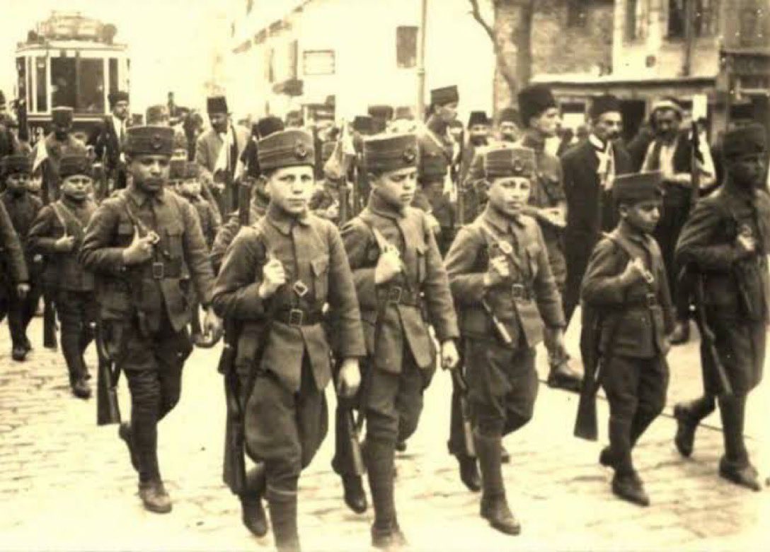 "Bir hilâl uğruna, yâ Rab, ne güneşler batıyor!
Ey, bu topraklar için toprağa düşmüş asker! 
Gökten ecdâd inerek öpse o pâk alnı değer.
...
Gömelim gel seni târîhe desem, sığmazsın.
...
Ey şehîd oğlu şehîd, isteme benden makber, 
Sana âgûşunu açmış duruyor Peygamber."
Mehmet Akif