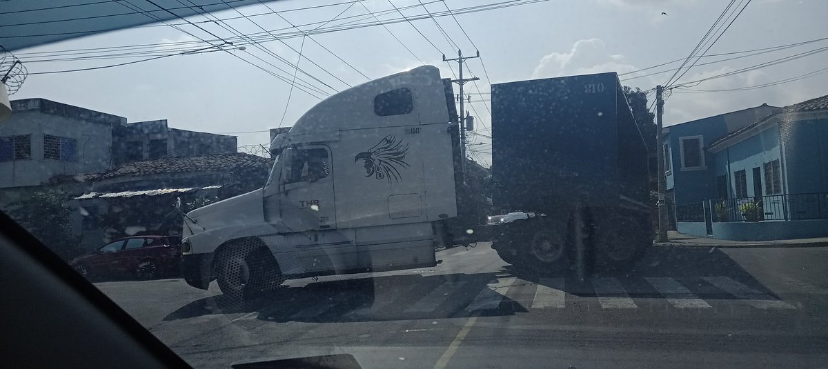 don_cko's tweet photo. @alertux @PNCSV @VMTElSalvador en #LaRabida esto es de TODOS los días la rastra C-100869 de la @lacascada_sv #Obstaculizando paso por más 10 minutos #NuncaVanARespetar #NoTransportePesadoEnCiudad https://t.co/8M0afgGVj3