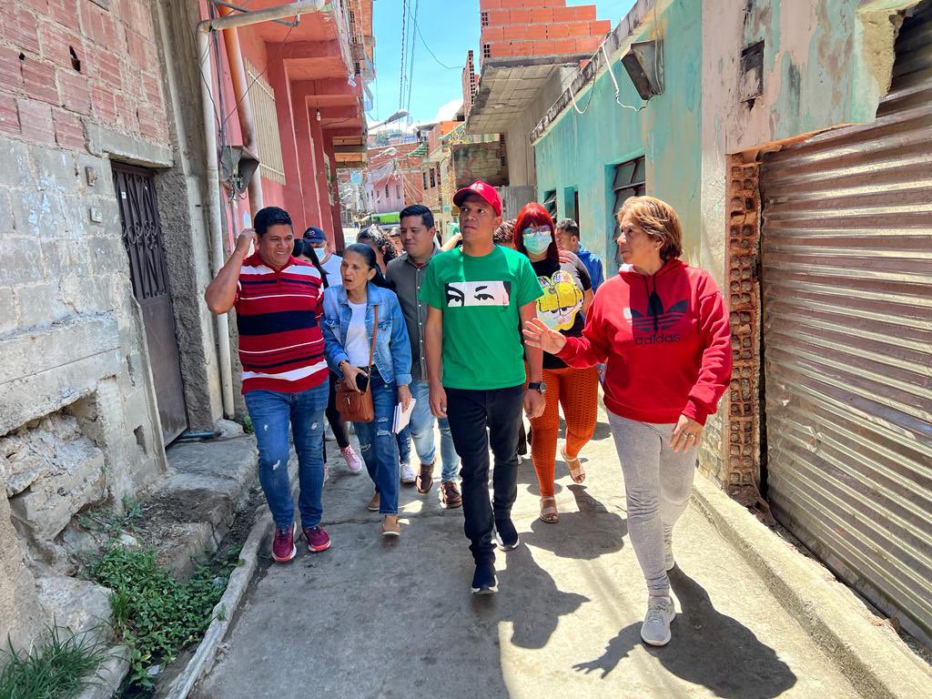Galindez_vzla's tweet photo. Estamos desplegados con los vecinos y vecinas de la parroquia La Dolorita, en el municipio Sucre // Visitamos a varias familias donde compartimos, escuchamos  y nos comprometimos en seguir impulsando el 1 x10 del Buen Gobierno.  

 #GuerraContraLaCorrupción

@NicolasMaduro https://t.co/YnJ0ITxJBr
